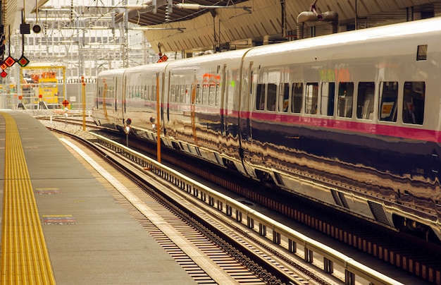 Estación de tren de Japón en verano