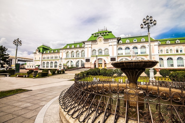 Estación de tren de Khabarovsk. Edificio antiguo de estilo clásico.