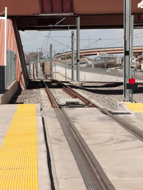 Foto estación de tren ligero en denver, colorado.