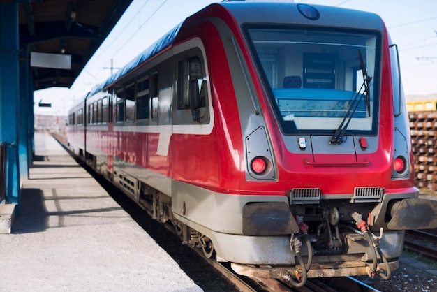 Estación de tren con moderno tren subterráneo de alta velocidad esperando pasajeros.