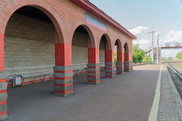 Foto estación de tren de pasajeros moderna