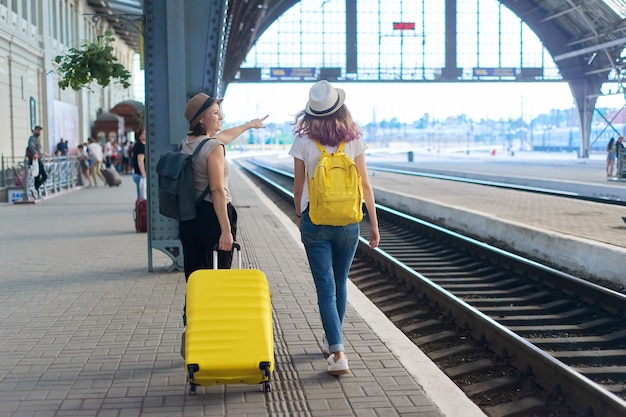 Estación de tren, pasajeros de personas con equipaje.