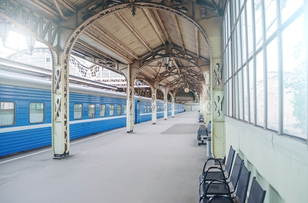 Estación de tren de pasajeros de plataforma retro vintage.