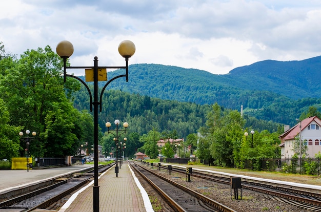 Estación de tren con plataforma de aterrizaje en las montañas en verano, Ucrania