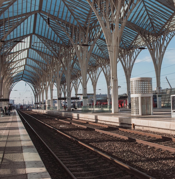 Estación de tren con plataformas al aire libre en Lisboa, Portugal. Construcción futurista en Lisboa.