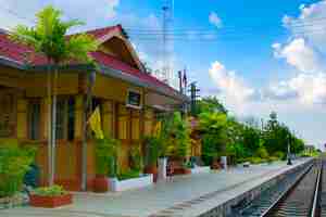 Foto estación de tren saraphi en chiangmai, tailandia