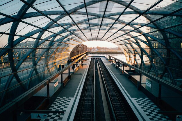 Foto una estación de tren con un tren en las vías