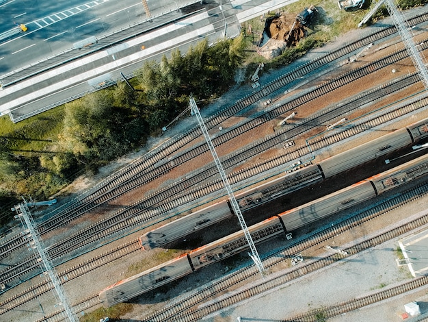 Estación de trenes de metro. Drone aéreo, tren de motor diesel. Vista superior