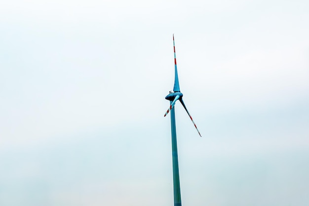 Estación de turbinas eólicas parque de molinos de viento junto a la carretera en Austria en tiempo nublado