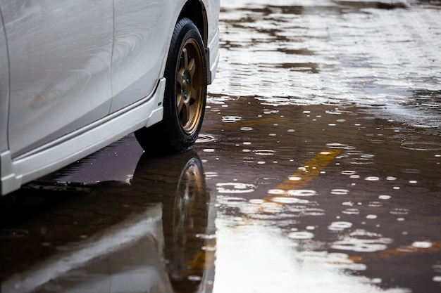 Estacionamento com água no chão no dia da chuva