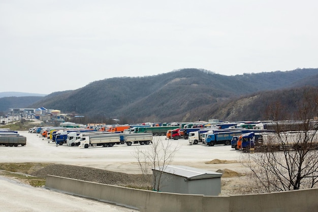 Estacionamento com caminhões durante o transporte área de descanso de caminhões logística