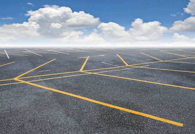 Foto estacionamento com céu azul