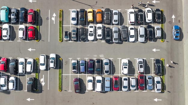 Estacionamento com muitos carros vista aérea superior zangão de cima, transporte da cidade e conceito urbano