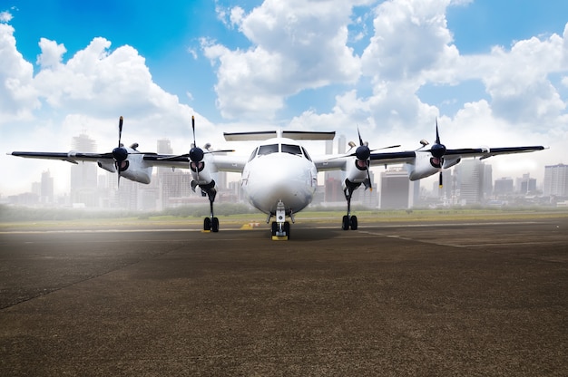 Estacionamento de avião de hélice no aeroporto