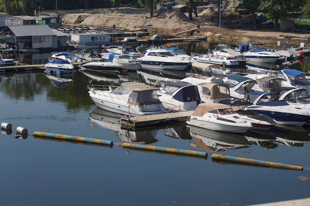 Estacionamento de barcos no porto fluvial da cidade moderna