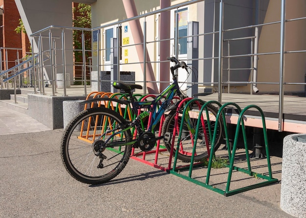 Estacionamento de bicicletas em frente ao prédio bicicleta estacionada perto da entrada da escola