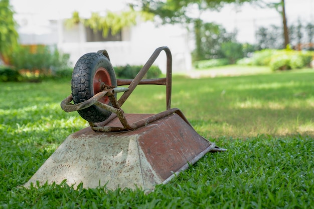 Estacionamento de construção de carrinho no campo de grama no jardim ao meio-dia