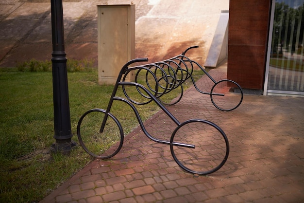 Estacionamento de ferro de bicicleta sob a forma de bicicletas