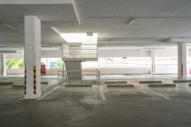 Estacionamento interno da loja de departamentos da garagem Estacionamento vazio ou interior da garagem Escritório do prédio comercial
