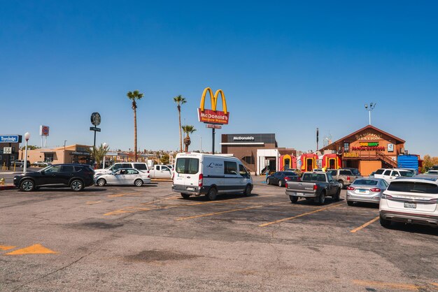 Foto estacionamento movimentado com mcdonald's e palmeiras barstow route usa