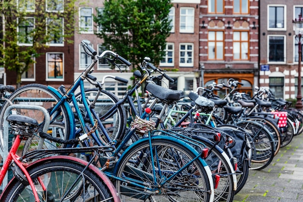 Estacionamento para bicicletas em Amsterdã. Um meio de transporte popular e ecológico da cidade.