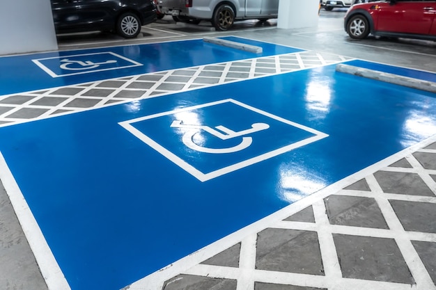 Estacionamento reservado para motorista com deficiência em supermercado ou shopping Estacionamento para deficientes físicos Sinalização para cadeira de rodas pintada na área de estacionamento Estacionamento para deficientes em azul e branco