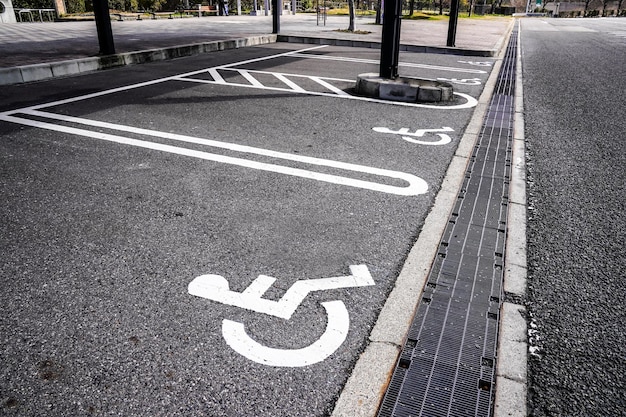 Estacionamento reservado para pessoas com deficiência na área de estacionamento do Japão.