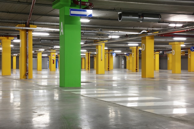 Estacionamento subterrâneo grande e vazio