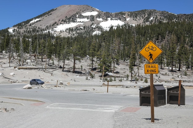 Foto estacionamiento en un área recreativa en las montañas de sierra nevada de california