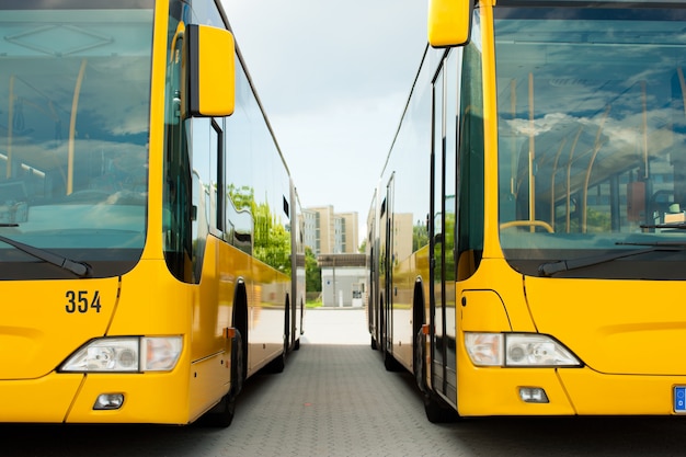 Estacionamiento de autobuses en fila en la estación de autobuses o terminal