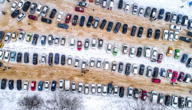 Estacionamiento con autos desde arriba