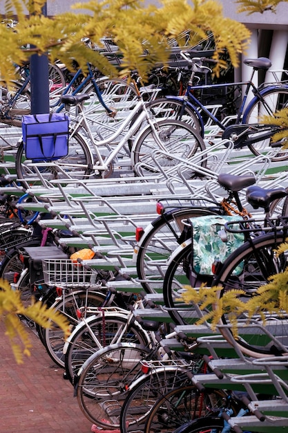 Estacionamiento de bicicletas de dos niveles al aire libre