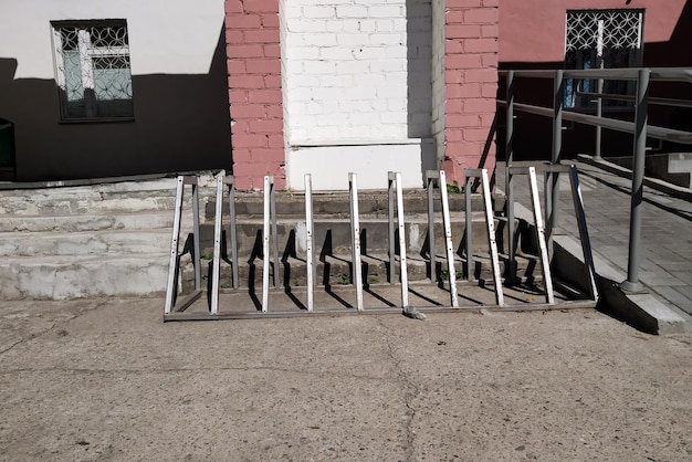 Estacionamiento de bicicletas frente al edificio.