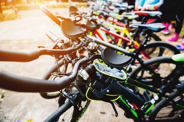 Estacionamiento de bicicletas en línea al aire libre antes de iniciar la campaña.