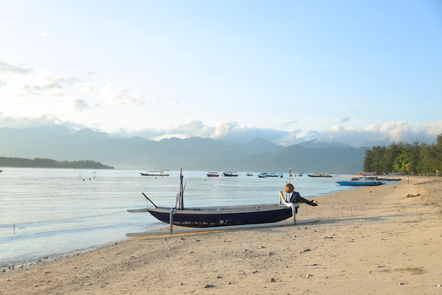 Estacionamiento de botes de cola larga tradicionales al lado del mar de Gili Trawangan Lombok Indonesia