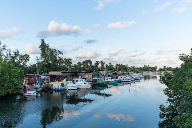 Estacionamiento de botes de madera en el mini muelle Muchos botes de motor estacionados en el remanso Hogar en el agua Pobreza en Cuba