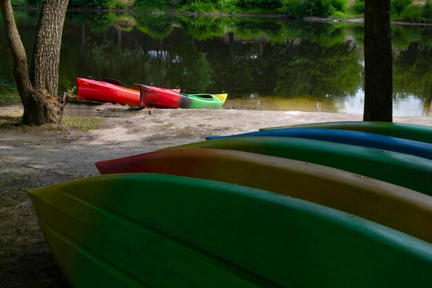 Estacionamiento de botes en el río en la naturaleza Alquiler de botes kayaks