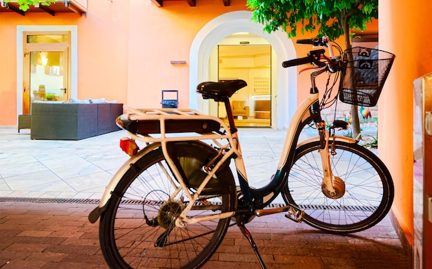 Estacionamiento en la calle Viaje de vacaciones con bicicleta en carretera Italia Bicicleta y viaje de verano Viaje de vacaciones