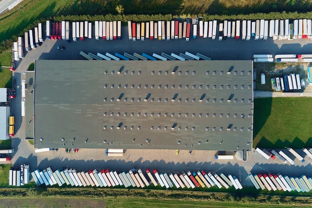 Estacionamiento para camiones semi cerca de la fábrica, vista superior. Vista aérea de remolques de camiones estacionados para esperar la carga en fábrica. Logística y envío