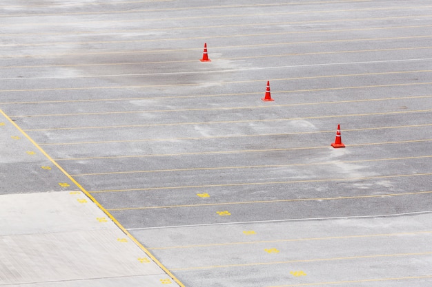 Estacionamiento de concreto con conos de tráfico