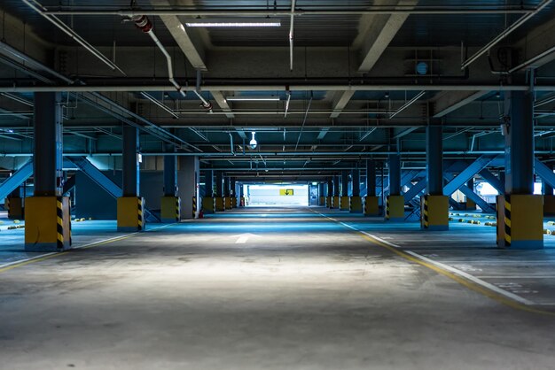 El estacionamiento está vacío.
