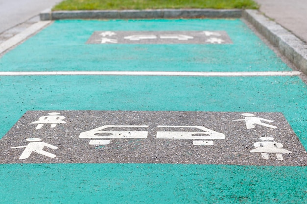 Estacionamiento para familias con niños Espacio de estacionamiento de automóviles para la familia Marcas de estacionamiento en carretera Color verde