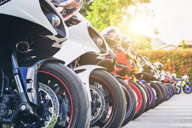 Foto estacionamiento grupal de motocicletas en la calle de la ciudad en verano