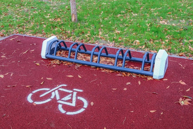 Estacionamiento hecho de tuberías para bicicletas en el parque