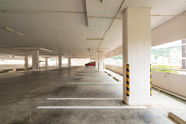 Estacionamiento interior de la tienda departamental Estacionamiento vacío o interior del garaje Edificio comercial Oficina