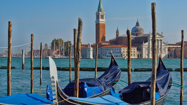 Estacionamiento de lanchas en góndola. Góndola amarrada, Venecia, Italia. Botes de remos de góndola italiana atracados en Venecia, Véneto, Italia.