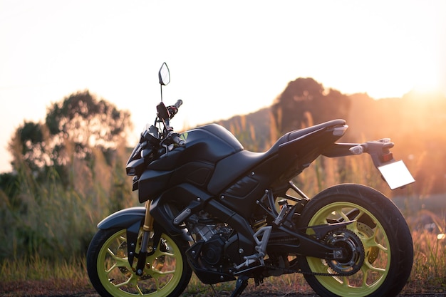 Estacionamiento de motocicletas en la carretera, estilo vintage con luz del atardecer, copia de especificaciones para texto individual, motocicleta con paisaje natural