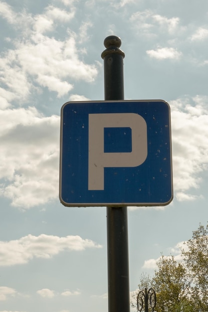 Estacionamiento con número de señal de estacionamiento autorizado señal de tráfico de estacionamiento