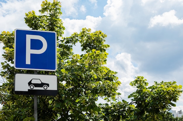 Estacionamiento roadsign al aire libre, almacenamiento de automóviles