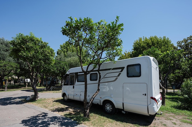 Estacionamiento de RV de viaje en el parque viaje de vacaciones en autocaravana caravana coche de vacaciones